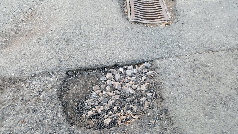 Фотооко: А дупките по малките улички в комплексите кога ще оправите? (Снимки) - E-Burgas.com